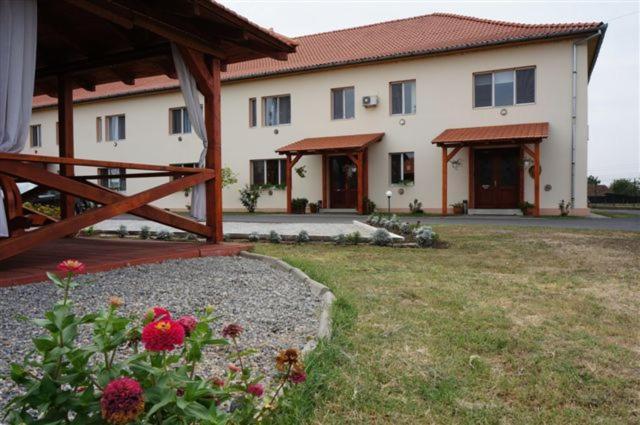 Vila Zoppas Inn Sinnicolau Mare Экстерьер фото